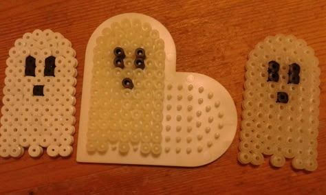 Ghost Perler Bead Patterns, Black And White Perler Bead Patterns, Perler Bead Halloween Patterns, Perler Bead Ghost, Ghost Perler Beads, Fall Perler Bead Patterns, Melt Beads Patterns, Hamma Beads Ideas, Melty Bead Patterns