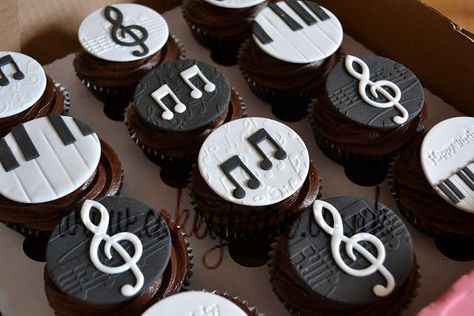 Piano Themed Cupcakes Musical Cupcakes, Musical Cakes, Violin Cake, Music Cupcakes, Bolo Musical, Music Themed Cakes, Piano Cakes, Music Cakes, Music Cookies