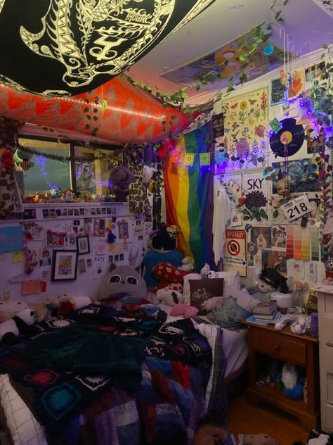 Room Ideas Chaotic, Dreamcore Room Ideas, Chaoscore Room, Grunge Loft Bedroom, Junk Room Aesthetic, Chaotic Room Decor, Weirdcore Bedroom Ideas, Clutter Core Room, Weirdcore Room Ideas