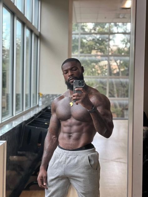 Black Bodybuilders Men, Ebony Skin, Miles 42, Attractive Black Men, Tiktok Slideshow, Physique Goals, Men And Babies, Black Kings, Dark Skin Men