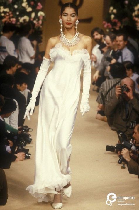 Yves Saint Laurent - Spring 1990 Couture Harry Clarke, Yves Saint Laurent Couture, 90s Runway Fashion, Runway Fashion Couture, Claudia Schiffer, Vintage Couture, Naomi Campbell, Fashion House, Mode Vintage