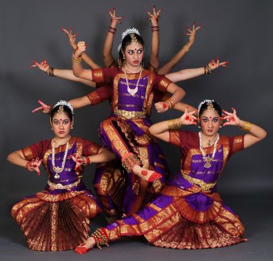 Dandiya Dance, Bharatanatyam Dancer, Bharatanatyam Poses, Garba Dance, Easy Little Girl Hairstyles, Indian Classical Dance, Group Poses, Bike Photoshoot, Female Dancers