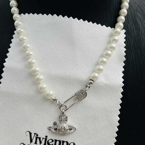 Pearl Full Diamond Buckle Necklace Vivienne Westwood Pearl Necklace Outfit, Vivienne Necklace, Vivienne Westwood Pearl Necklace, Pearl Necklace Outfit, Westwood Necklace, Nana Jewelry, Vivian Westwood, Vivienne Westwood Jewelry, Vivienne Westwood Jewellery