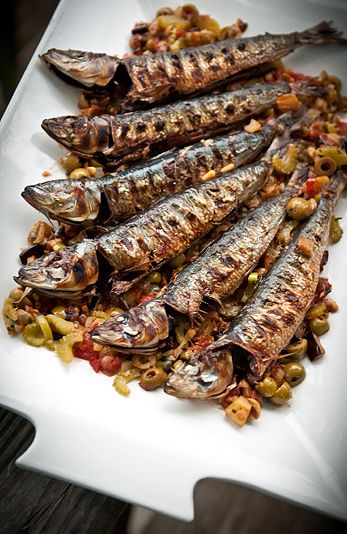 Grilled Fish Sandwich, Whole Fish Recipes, Fish Marinade, Grilled Sardines, Grilled Fish Recipes, Sardine Recipes, Mackerel Recipes, Whole Fish, Yummy Seafood