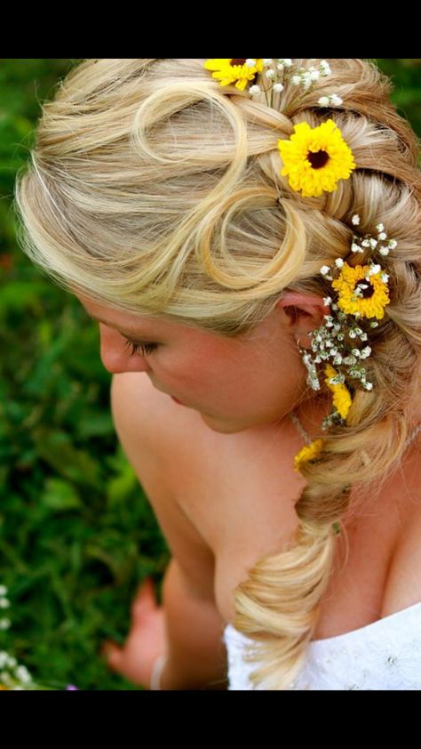 Country Wedding Hair, Country Wedding Hairstyles, Country Hairstyles, Country Wedding Gowns, Cute Wedding Hairstyles, Vintage Country Weddings, Sunflower Wedding Decorations, Blue Sunflower, Fall Wedding Hairstyles