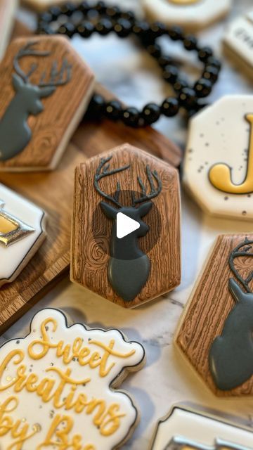 Breanna Deeds on Instagram: "That wood grain surprises me every time 🪵🤎  #customcookies #decoratedcookies #cookiedecorating #cookiesofinstagram #cookieart #sweetcreationsbybre #woodgraincookies #cookiedecoratingvideos #oddlysatisfying #satisfyingvideos" Deer Cookies Decorated, Deer Sugar Cookies, Deer Heads Mount, Deer Horns, Deer Print, Oh Deer, Oddly Satisfying, Cookie Art, Custom Cookies