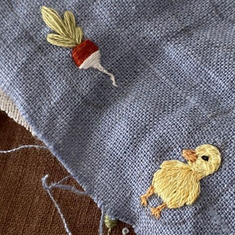 Animal Embroidery Easy, Embroidery Animals Simple, Embroidery Simple Design Ideas, Embroidery Cute Animals, Small Cute Embroidery Designs, Embroidery Birds Simple, Embroidery Ducks, Duckling Embroidery, Animal Embroidery Simple