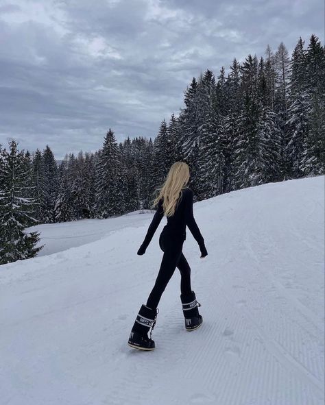 A girl with blond hair In the snow with an all black outfit and moon boots Moon Boots Outfit, Girls Ski Trip, Ski Trip Aesthetic, Mode Au Ski, Apres Ski Outfit, Snow Fits, Ski Fits, Ski Trip Outfit, Apres Ski Outfits