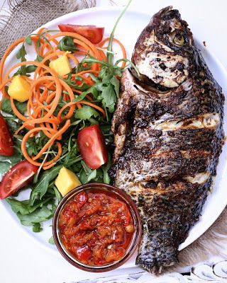 FoodAce: Grilled Tilapia fish Grilled Mackerel, Bbq Fish, Grilled Tilapia, African Vibes, Grilled Fish Recipes, Roast Fish, West African Food, Tilapia Recipes, Nigerian Food