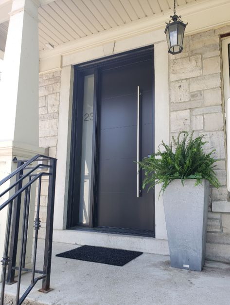 black fiberglass modern door Black Solid Front Doors, Midcentury Modern Exterior, Modern Home Entrance, Fiberglass Front Entry Doors, Black Entry Doors, Modern Entry Doors, Entry Door Designs, Modern Entrance Door, Fiberglass Exterior Doors