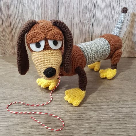 Dopey Crochet Pattern, Crochet Disney Characters, Fairytale Crochet, Crochet Toy Story, Crochet Dogs, Toy Story Slinky, Crochet Characters, Slinky Toy, Knitted Projects