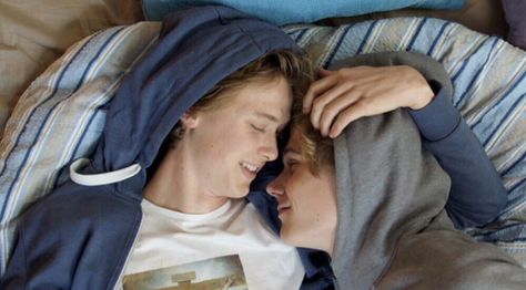 Isak Skam, Norwegian Men, Isak Valtersen, Evak Skam, Royal Blue Wallpaper, Isak & Even, The Love Club, Romantic Evening, Book Tv