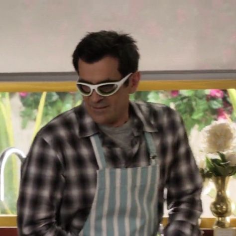 Sitcoms Aesthetic, Phil Dunphy Aesthetic, Modern Family Pfp, Phil Dunphy Icon, Funny Spotify Playlist Covers, Phil Dunphy Funny, Phil Modern Family, Tv Shows Aesthetic, Sitcom Aesthetic