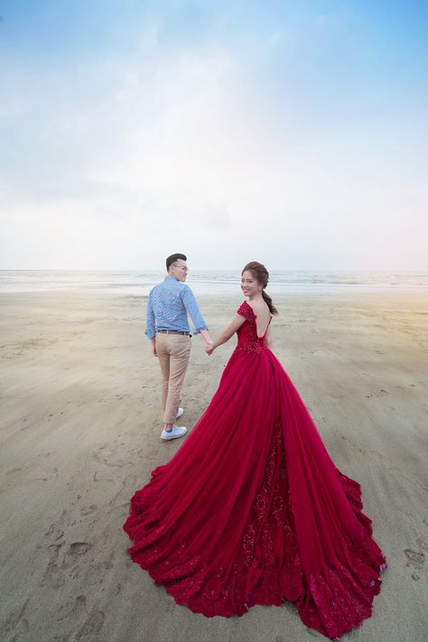 Couple Gown Photoshoot, Preeshoots Dresses, Pre Wed Shoot Dresses, Tail Gown For Pre Wedding Photoshoot, Dresses For Prewedding Photoshoot, Long Tail Gown For Pre Wedding, Beach Pre Wedding Shoot Dresses, Pre Wedding Costume Ideas, Long Frocks For Pre Wedding Shoot