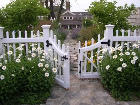 21 White Picket Fence Design Ideas (Photo Gallery) – Home Awakening Wooden Fence Gate, Low Fence, Garage Addition, Pathway Landscaping, Yard Fence, White Fence, Driveway Landscaping, Backyard Flowers, Deck Designs