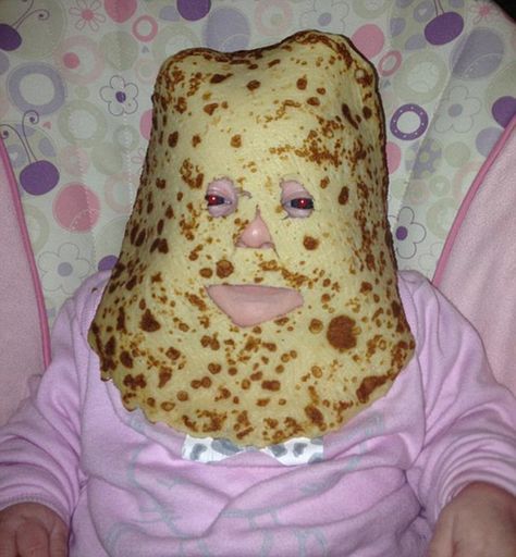 Egg on your face: This daughter wears a pancake courtesy of her joker father. 'You can tel... Funny Food Pictures, Epic Photos, Parenting Fail, Joe Rogan, Baby Album, Dad Humor, Food Humor, Really Funny Pictures, Funny Babies