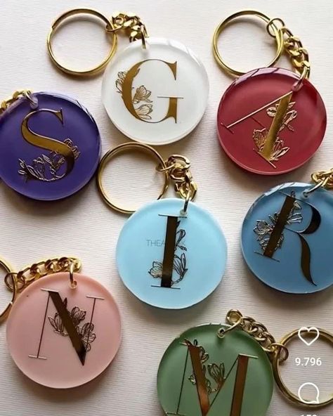 "Personalized perfection" Add a touch of elegance to your keys with our custom initial round keychains. Resin Initial Keychain, Round Keychain, Resin Keychain, Diy Resin Crafts, Diy Resin, Diy Keychain, Custom Initials, Green Wallpaper, Resin Diy