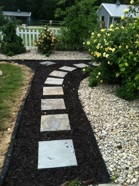 Path with pavers and mulch. I love the look of the slate pavers with the mulch made from recycled rubber. Amazing Landscaping Ideas, Desert Gardening, Cheap Landscaping Ideas, Mulch Landscaping, Backyard Walkway, Walkway Landscaping, Walkways Paths, Front Yard Design, Stone Pathway