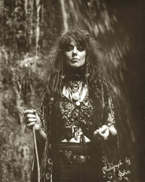 Vali Myers witch of positano pagan wicca style*(and infamous Melbourne artistic personality...*) Vali Myers, Diane Arbus, Magic Women, Patti Smith, Season Of The Witch, I'm With The Band, Wild Woman, Jive, Witchy Woman