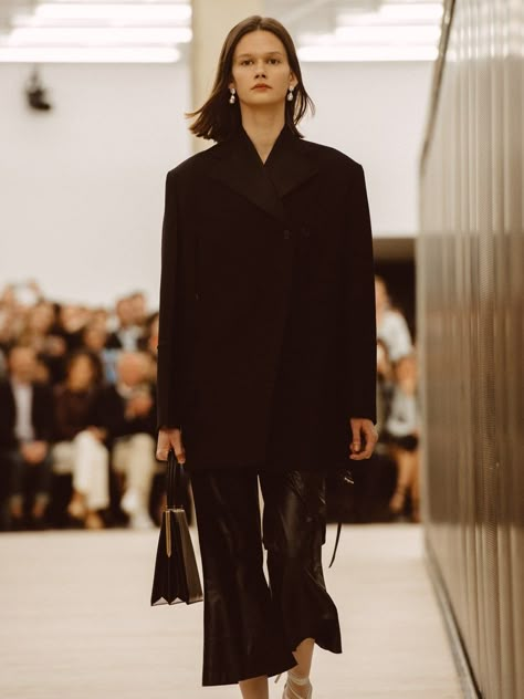 Phoebe Philo serves up a collection of boxy tailoring, full-skirted midis and mismatched shoes. Old Celine Runway, Outfits New York, Petar Petrov, All Black Fashion, Expensive Clothes, Phoebe Philo, All Black Outfit, 가을 패션, Edgy Outfits