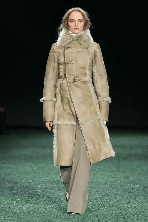 Jeans Beige, Burberry Prorsum, Fall 2024, Mode Inspiration, London Fashion Week, Evening Wear, Autumn Winter Fashion, Runway Fashion, Fashion News