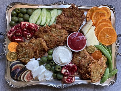 Latke Board, Hanukkah Party Food, Hannukah Recipes, Thanksgiving Casserole Recipes, Potato Latke Recipe, Hanukkah Dinner, Hanukkah Food, Potato Latkes, Potato Fritters