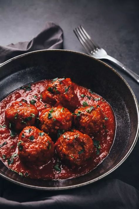 Jamie Oliver's five-ingredient meatballs that take under 30 minutes to cook 5 Ingredient Recipes Jamie Oliver, Best Jamie Oliver Recipes, Jamie Oliver Recipes 15 Minute Meals, Jaime Oliver Recipes, Jamie Oliver Recipes 5 Ingredients, Jamie Oliver Meatballs, Jamie Oliver 30 Minute Meals, Jamie Oliver 5 Ingredients, Jaime Oliver