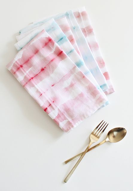 10 DIY Tea Towels You Can Make - Sisters, What! Party Color Palette, Dinner Table Diy, Tea Towels Diy, Reading Diy, Diy Textiles, Diy Napkins, Easy Craft Projects, The Fourth Of July, Diy Watercolor