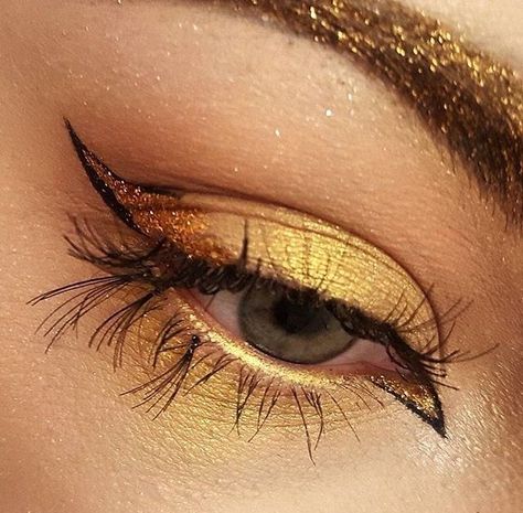 Gold Winged Eye Makeup, Leo Eye Makeup, Gold Black Eye Makeup, Gold And Black Eye Makeup, Black And Gold Eye Makeup, Gold Eye Makeup Looks, Golden Goddess Makeup, Eye Makeup Gold, Festive Eye Makeup