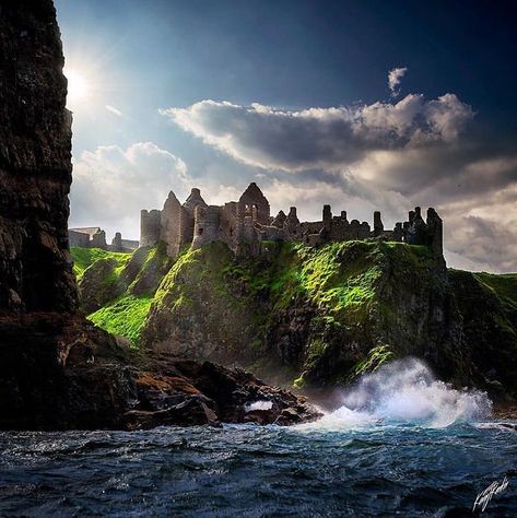 Ireland Loves on Instagram: “I bet you’ve never seen Dunluce Castle look like this... Amazing shot by @kevinrankinphotography . . . #irelandloves #inspireireland…” Game Of Thrones Castles, Beaux Arts Architecture, Dunluce Castle, Best Of Ireland, Images Of Ireland, Love Ireland, Castle Ruins, Beautiful Castles, Ireland Travel