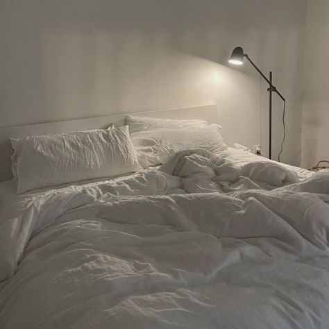 Bed Aesthetic, Minimal Bedroom, Modern Minimalist Bedroom, Minimalist Bed, Minimalist Bedroom Design, Simple Room, Redecorate Bedroom, Minimalist Room, Room Design Bedroom