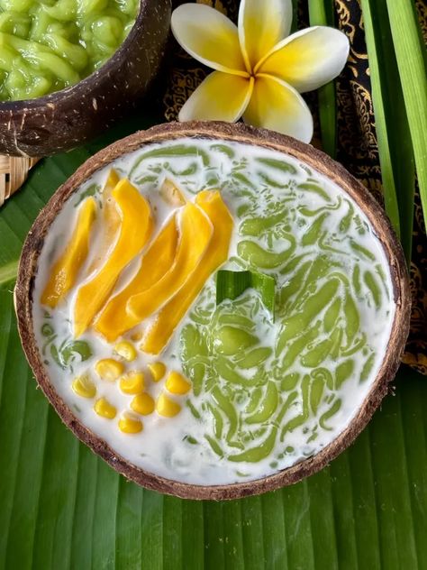 Thai Lod Chong Dessert (Cendol Recipe) Cendol Recipe, Khmer Dessert, Thai Recipes Dessert, Vietnamese Desserts, Asian Food Photography, Delicious Food Image, Thai Snacks, Food Canning, Vietnamese Dessert