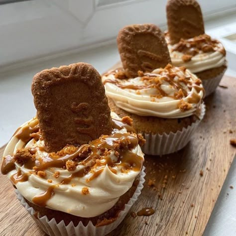 Lotus Biscoff Aesthetic, Lotus Biscoff Cupcakes, Biscoff Aesthetic, Biscuits Aesthetic, Lotus Biscoff Recipes, Lotus Biscoff Cake, Biscoff Cupcakes, Blueberry Cupcake, Lotus Cake