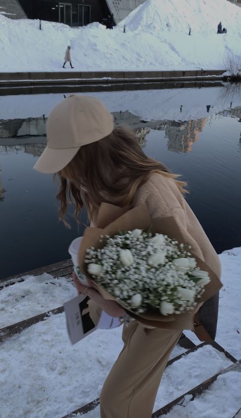 winter photo with flowers Winter Flower Photoshoot, Photo With Flowers, Birthday Pics, Winter Instagram, Flower Photoshoot, Winter Photoshoot, Winter Photo, Holding Flowers, Winter Flowers