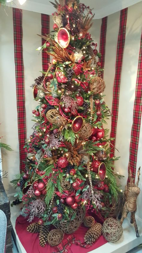 Plaid Theme Christmas Tree, Christmas Cloche Ideas, Christmas Cloche, Cloche Ideas, Enchanted Woodland, Outdoor Christmas Decoration Ideas, Outdoor Decoration Ideas, Christmas Country, Red Christmas Decor