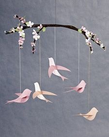 Tuto et DIY pour créer des mobiles pour bébé - Confidences de maman Diy Baby Mobile Tutorial, Origami Mobile, Diy Baby Mobile, Bird Mobile, Diy Bebe, Diy Mobile, Paper Birds