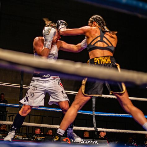 Female Boxer Aesthetic, Boxer Female, Female Braids, Fighter Woman, Boxing Outfit, Woman Boxer, Boxing Photos, Boxer Aesthetic, Boxing Art