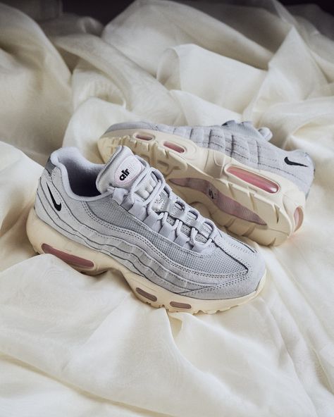 95 Nike Shoes, Camo And Pink Outfit, Air Max 95 Grey, Nike 95, Airmax 95, Nike Airmax 95, Nike Clothes Mens, New Sneaker Releases, Classy Outfits Men