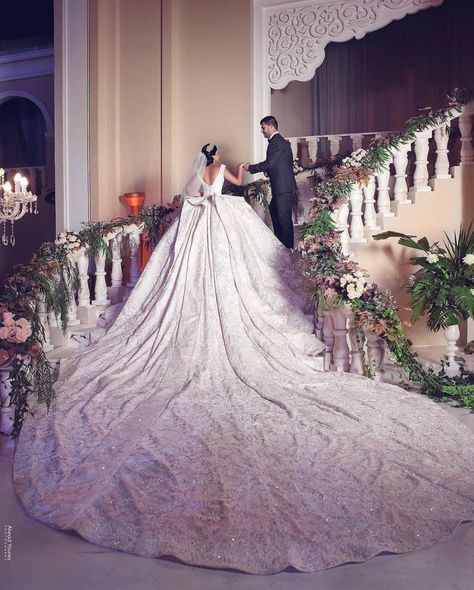 Elegant Wedding Dress Long Train, Cathedral Wedding Dress, Gaun Abad Pertengahan, Fantasy Gowns, Wonderland Wedding, Gorgeous Wedding Dress, Princess Wedding Dresses, Princess Wedding, Fabulous Dresses