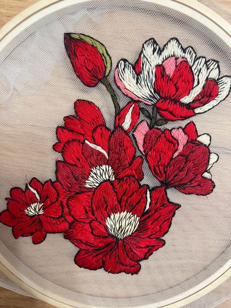 Flowers Red Flower Embroidery, Red Rose Embroidery, Silk Ribbon Embroidery Patterns, Crewel Embroidery Patterns, Embroidery Dresses, Book Recommendation, Crochet Bedspread Pattern, Fabric Paint Designs, Machine Work