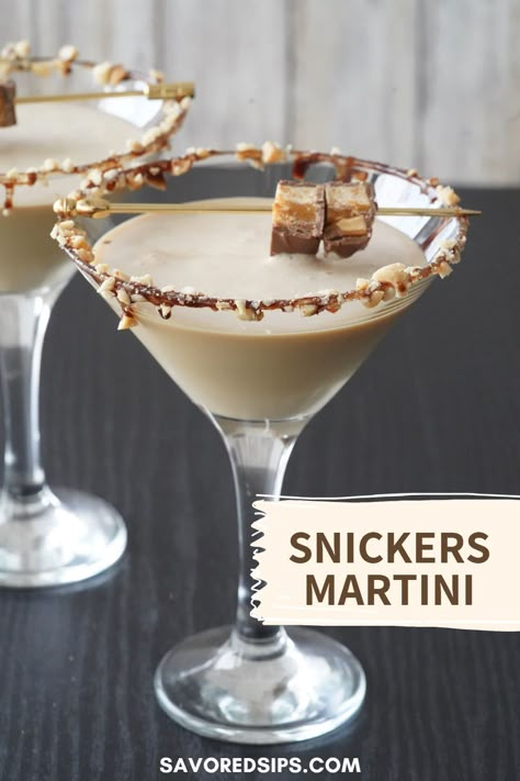 Dessert cocktails are a revelation and one that you definitely should try is a Snickers martini, with rich chocolate and caramel blended together with cream and chocolate liquor. Baileys Chocolate Liquor Recipes, Godiva Chocolate Liquor Recipes, Snickers Cocktail, Snickers Martini Recipe, Chocolate Liqueur Cocktail, Snickers Martini, Godiva Chocolate Liquor, Mudslide Cocktail, Dessert Martini