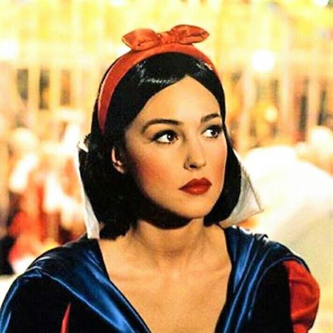 Model Hairstyles Woman, Real Snow White, Snow White Makeup, Snow White Halloween Costume, Snow White Costume, White Makeup, Italian Actress, Monica Bellucci, White Aesthetic