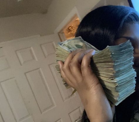 Girls Flexing With Money, Saving Money Black Women, Females With Money, Money Aesthetic Black Women, Money Black Women, Girls With Money, Girl Holding Money, Girl With Money, Saving Money Chart