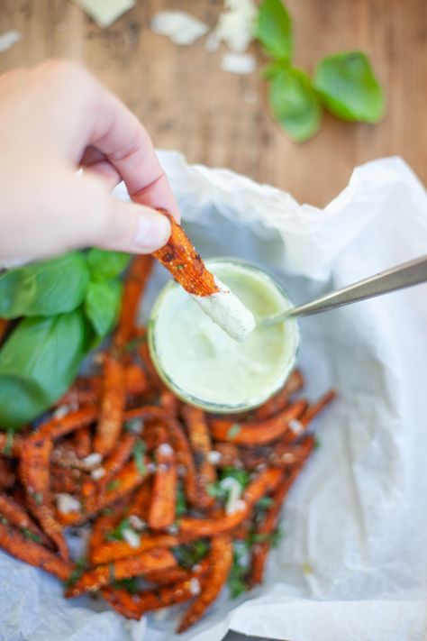 Delicious and tasty roasted carrots with parmesan. Dip these 'fries' into the basil yogurt dipping sauce for the ultimate macro-friendly side dish. Roasted Carrot Fries, Nutrition Challenge, Yogurt Dipping Sauce, Carrots Side Dish, Spicy Carrots, Paprika Pepper, Carrot Fries, Roasted Carrot, Macro Friendly Recipes