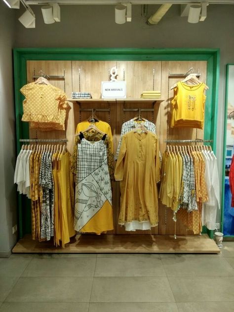 Retail Clothing Display Ideas, Gridwall Display Ideas, Clothing Booth Display Ideas, Clothing Display Ideas Boutiques, Store Clothing Display, Clothing Booth Display, Retail Clothing Display, Clothing Boutique Interior, T Shirt Display