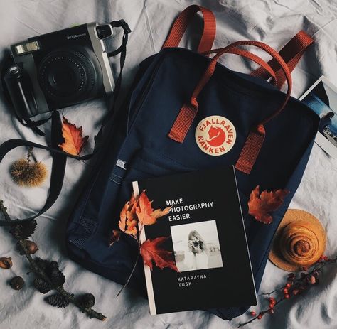 Travel Flatlay, Mochila Fjallraven Kanken, Instax Wide, Fjällräven Kånken, Aesthetic Backpack, What In My Bag, Bags Aesthetic, Cute Backpacks, Kanken Backpack