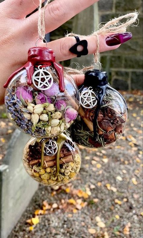 Boho Witchy Kitchen Ideas, Diy Mushroom Windchime, Witchy Halloween Crafts, Diy Boho Halloween Decor, Diy Witchy Jewelry, Boho Witchy Decor, Diy Witchy Decor Halloween, Sellable Christmas Crafts, Easy Sellable Crafts