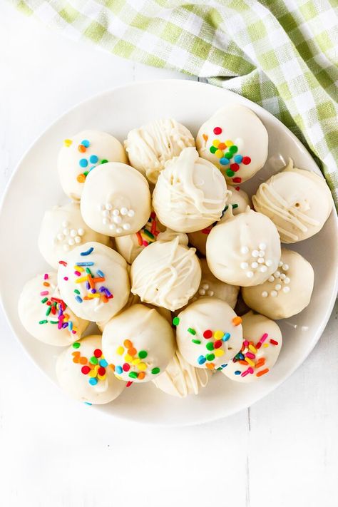 Easy Cake Balls Recipe, Cake Pop Icing, Christmas Cake Balls, Cake Balls Recipe, Almond Bark Recipes, Cake Pop Recipe Easy, Easy Christmas Candy Recipes, Cake Ball Recipes, Cake Dip