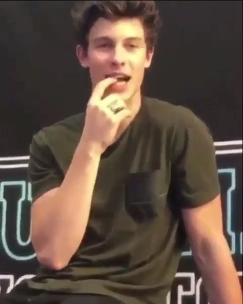 boy whatcha doin  #shawnmendes Whatcha Doin, Shawn Mendes Funny, Breathing Problems, Funny Reaction Pictures, Guardians Of The Galaxy, Look At Me, Shawn Mendes, Reaction Pictures, Justin Bieber