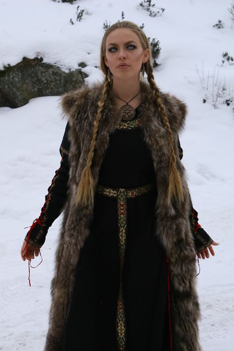 Winter #vampdreams seeking out prey Viking Clothes Women, Viking Winter Clothing, Vikings Clothes, Winter Vampire, Viking Clothes, Viking Queen, Viking Aesthetic, Viking Cosplay, Viking Garb